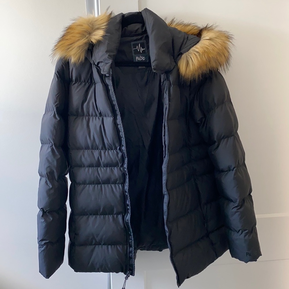 NEW Light Weight Pulse Puffer Jacket Faux Fur Hood - Black - size Medium